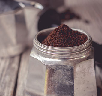 Achteckiger Espressokocher aufgeschraubt mit Kaffeemehl gefüllt