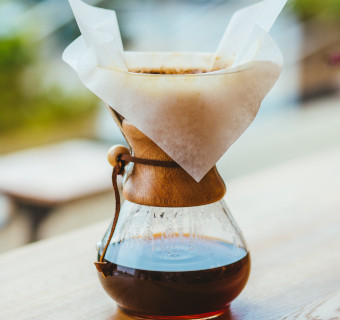 Kaffeekaraffe mit Filter und frischem Kaffee
