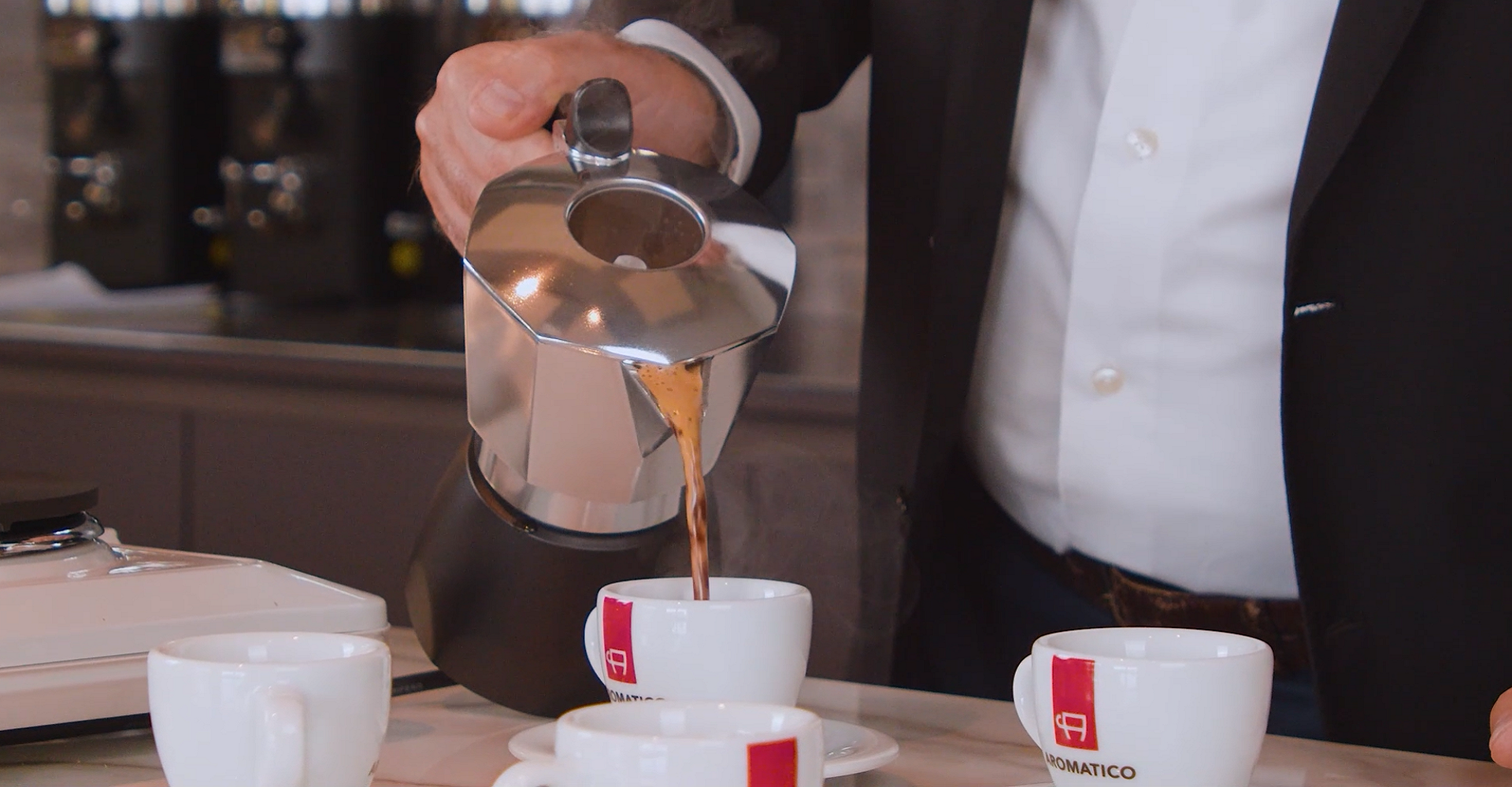 Kaffee wird von der Bialetti in Espressotassen gefüllt