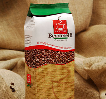 Bendinelli Espressoverpackung steht vor Kaffeesack
