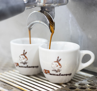 Espresso in Släuft aus Siebträgermaschine in  zwei Espressotassen mit Passalacqua Logo