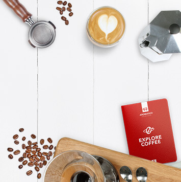 Keyvisual mit Siebträger, Cappuccino, Espressokocher, Kaffeebohnen und weiterem Kaffee-Equimpent