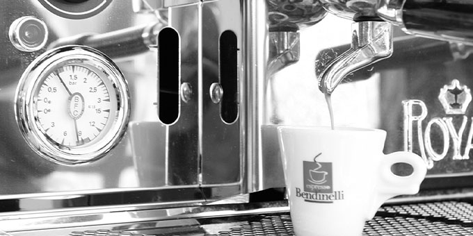 Siebträgermaschine mit Espressotasse schwarz weiß 