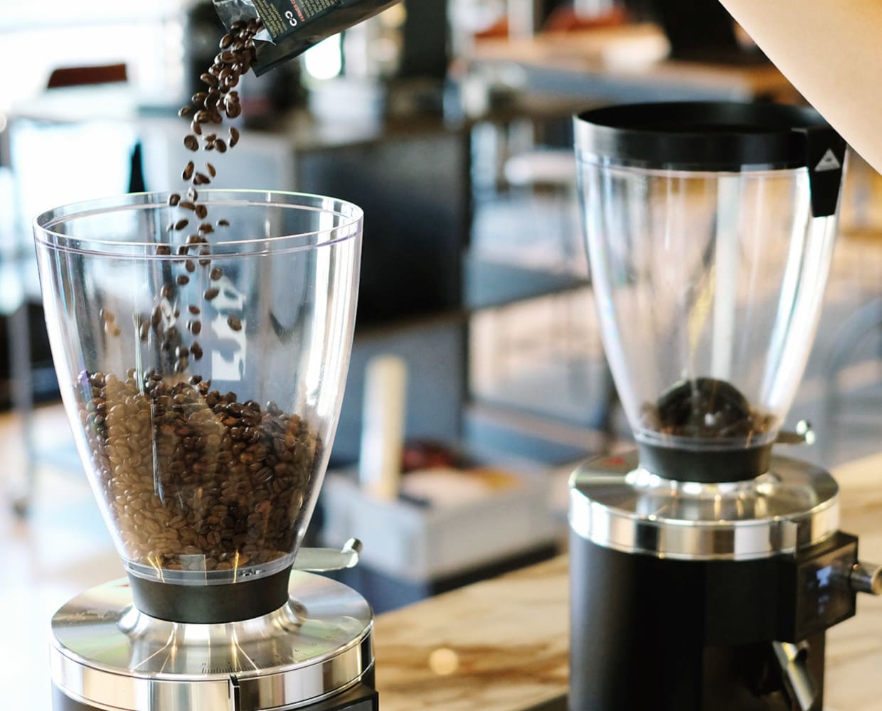 Kaffeebohnen werden in Kaffeemühle gegeben